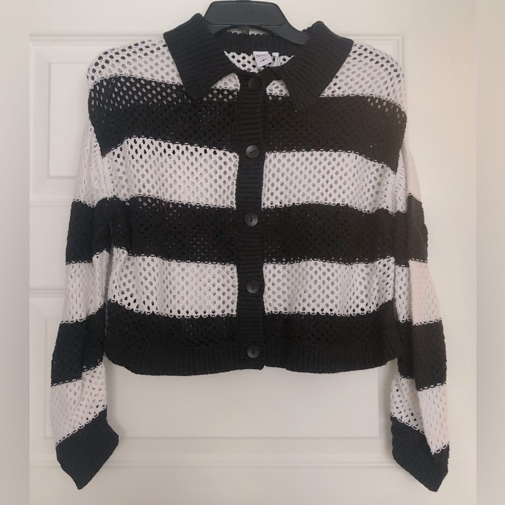 Black and white openwork cropped sweater with buttons and collar, size M